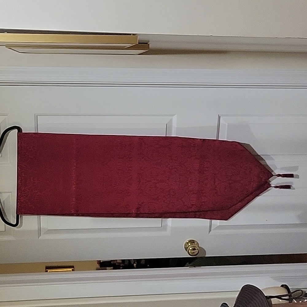 W-C Designs Table Runner/ Pre-Owned - Picture 15 of 16